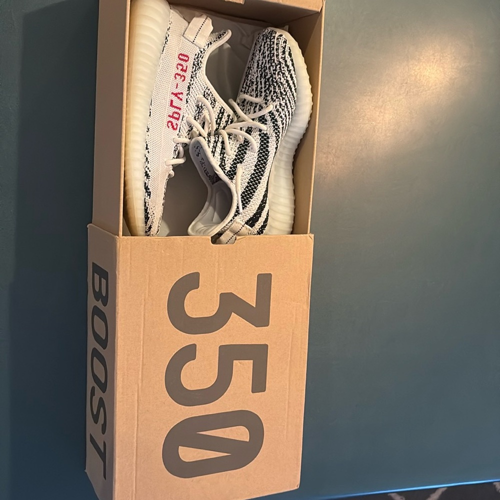 Yeezy 350 V2 Zebra size 6.5 
worn 3 times
good condition shoes with box